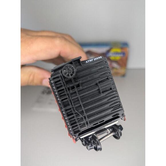 HO Athearn Santa Fe ATSF 16988 40' Shock Control Box Car w/ Kadees Metal Wheels - Picture 5 of 6